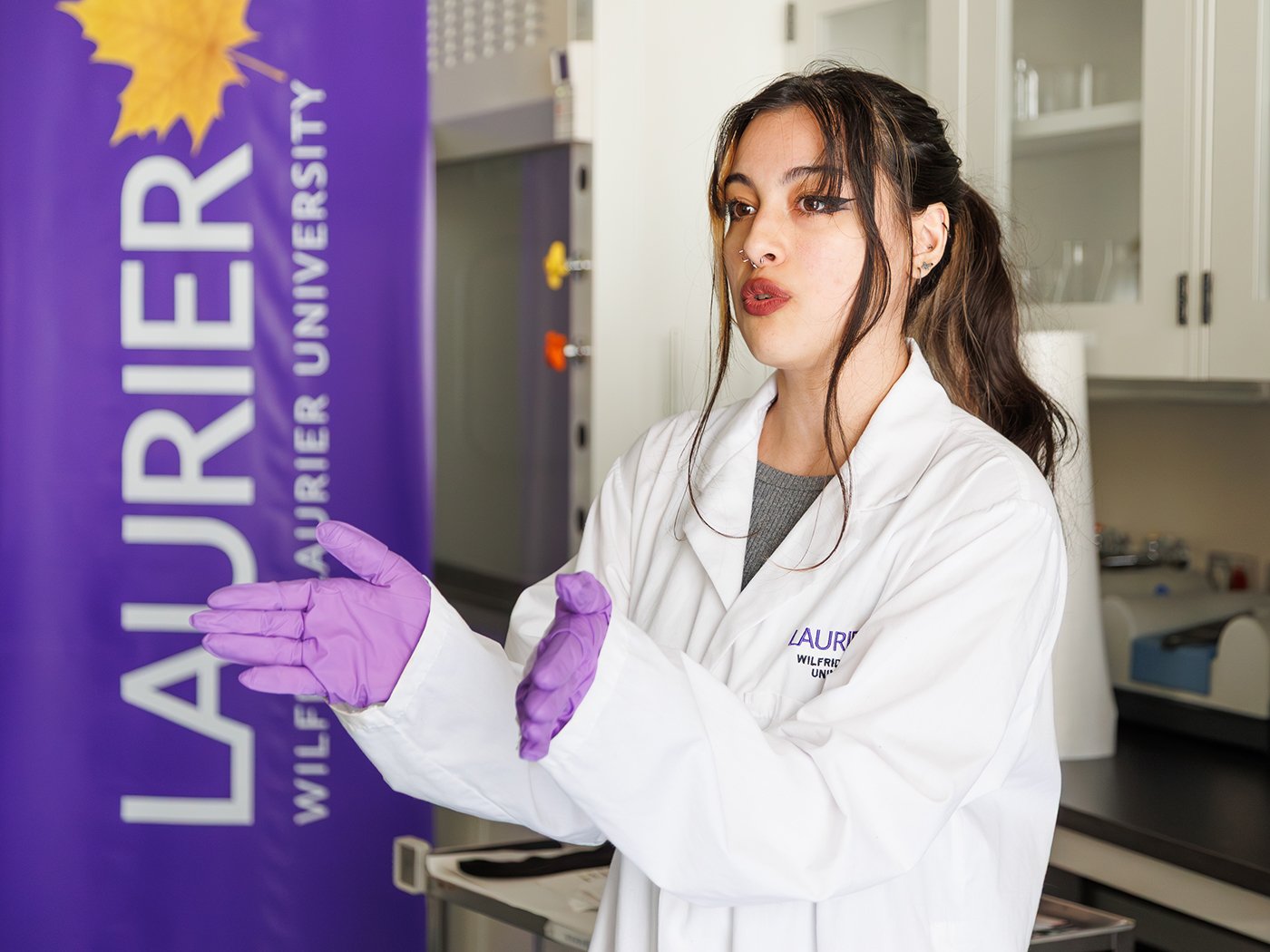 Student researcher Tayha Artinger addresses the lab participants